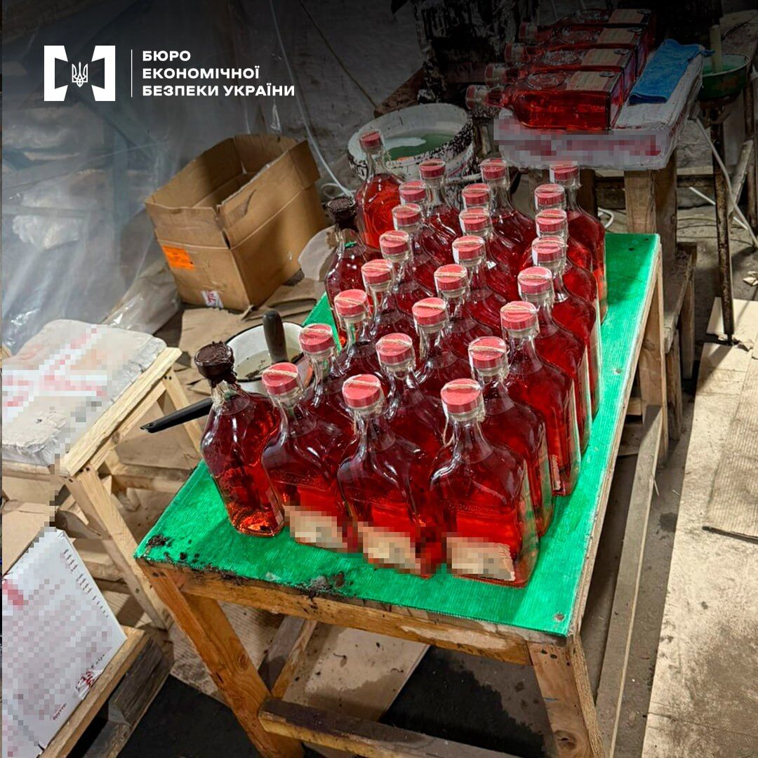 На Дніпропетровщині виявили нелегальне виробництво алкогольних напоїв
