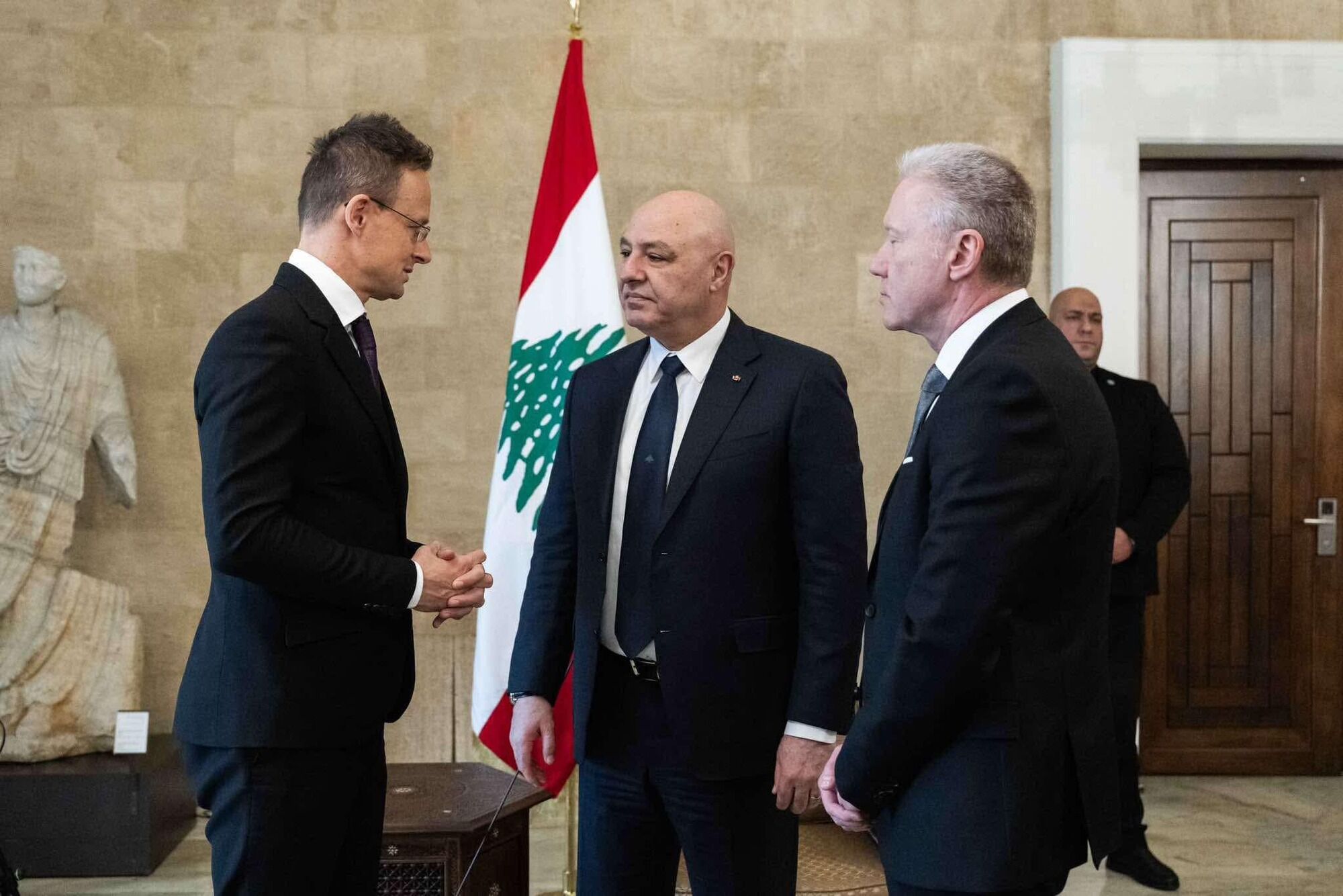 Сіярто похвалився, що Угорщина замість зброї Україні надасть близько мільйона євро армії Лівану