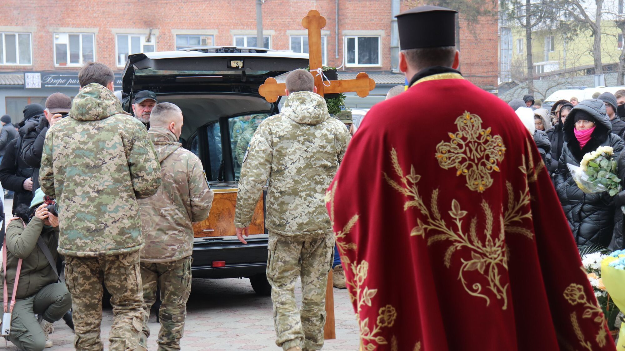 З перших днів на війні заслужив повагу та авторитет: в Івано-Франківську попрощалися з військовим Максимом Ємцем. Фото і відео