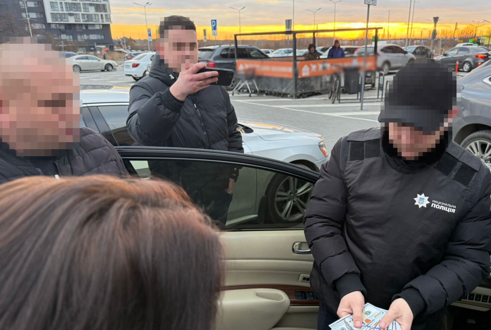 Во Львове правоохранители разоблачили схему незаконного выезда за границу – фото и подробности