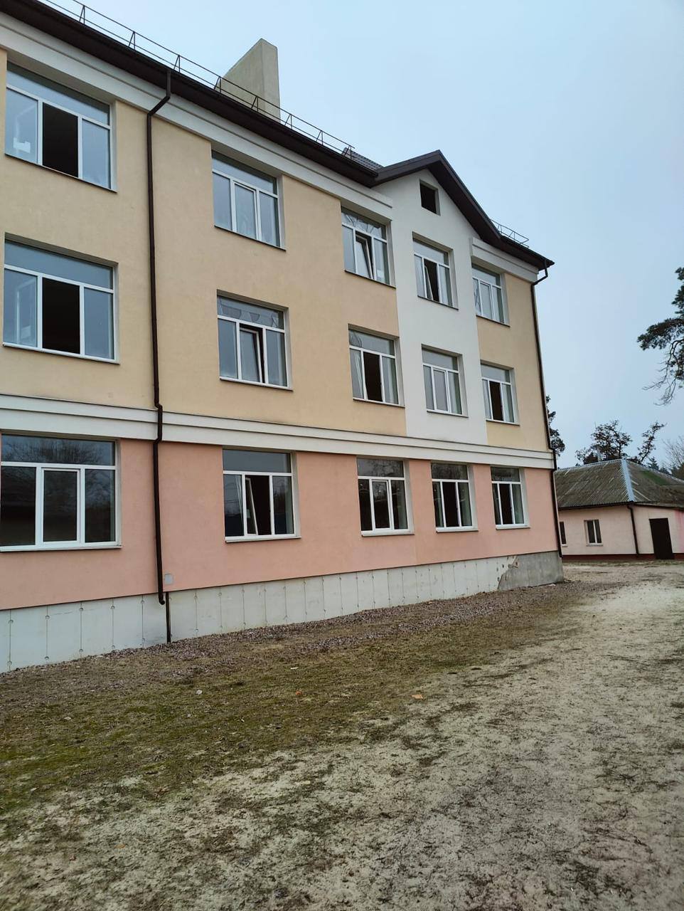 Повреждены школы и детсад: в КОВА рассказали о последствиях российской атаки на Киевскую область. Фото