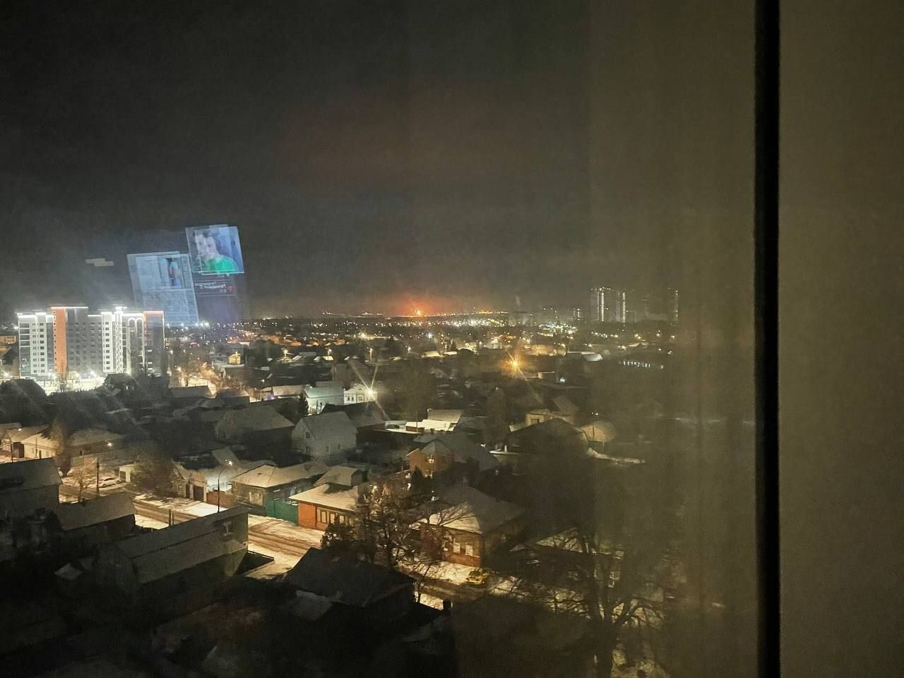 Дрони атакували Саратовський НПЗ, спалахнула пожежа: це один із ключових об’єктів паливної інфраструктури РФ. Фото і відео