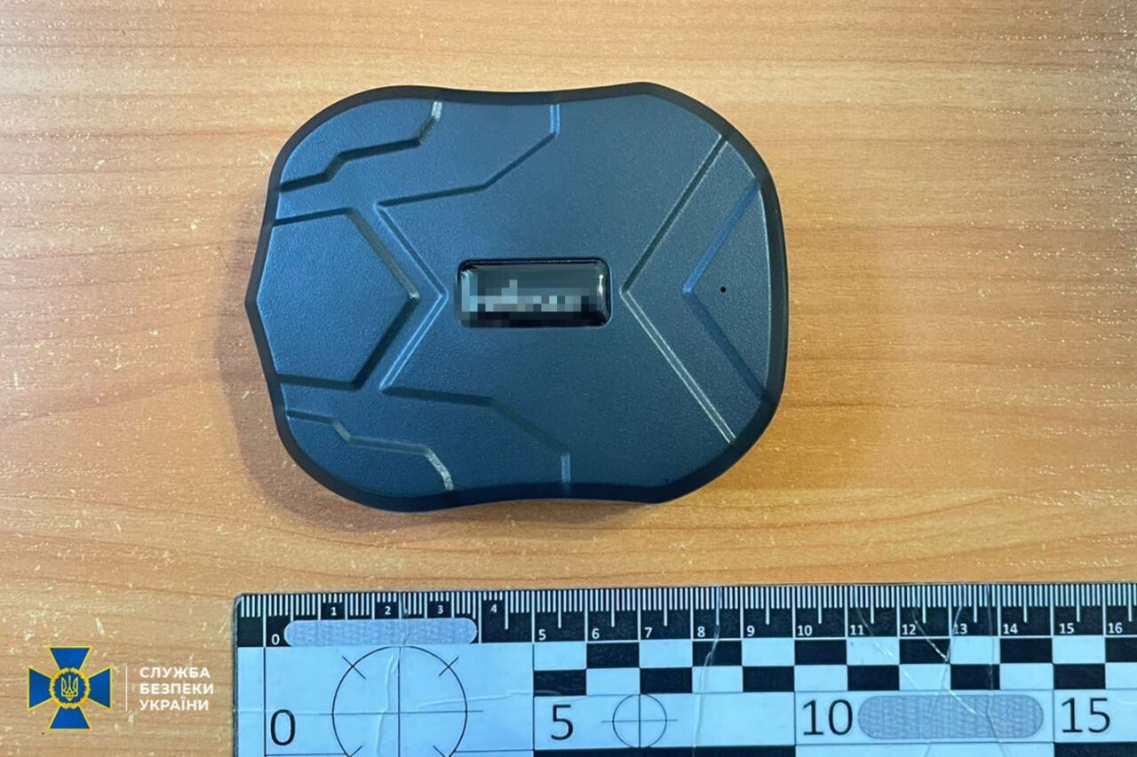 СБУ задержала агентов РФ, пытавшихся установить GPS-маячок на спецтранспорт, сопровождающий колонны ВСУ на фронт. Фото