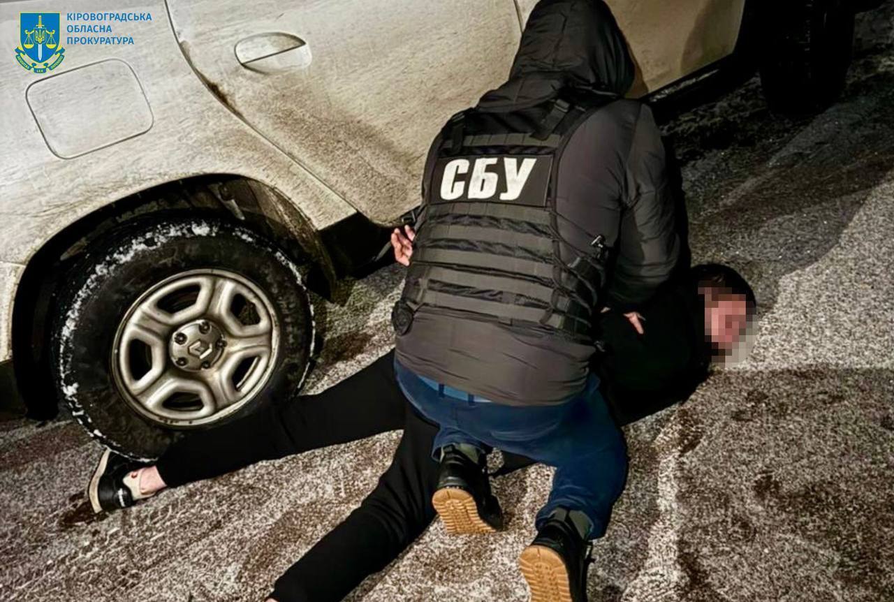 СБУ задержала агентов РФ, пытавшихся установить GPS-маячок на спецтранспорт, сопровождающий колонны ВСУ на фронт. Фото