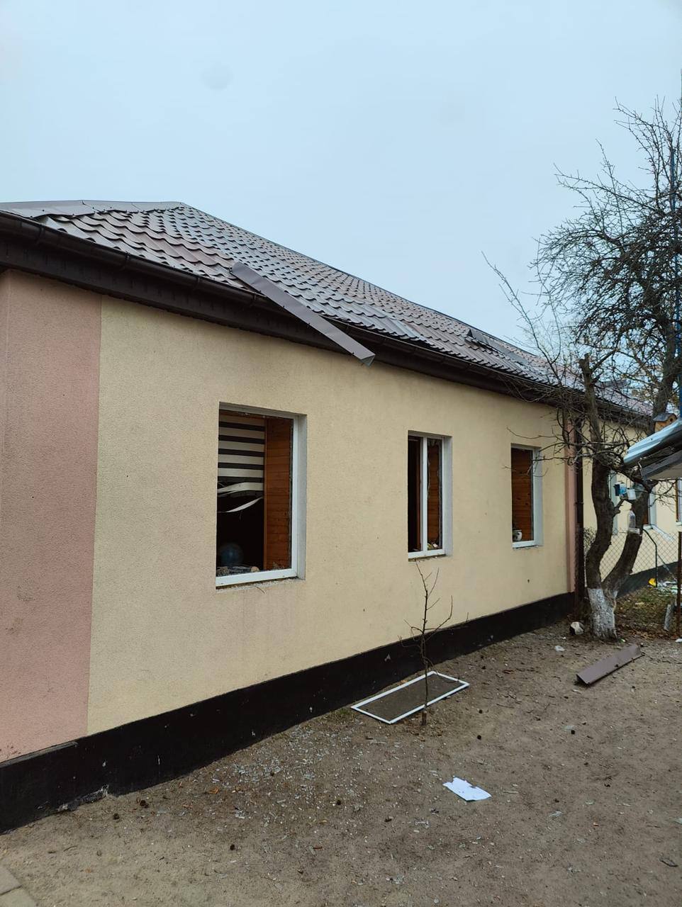 Повреждены школы и детсад: в КОВА рассказали о последствиях российской атаки на Киевскую область. Фото