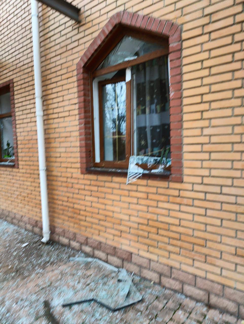 Повреждены школы и детсад: в КОВА рассказали о последствиях российской атаки на Киевскую область. Фото