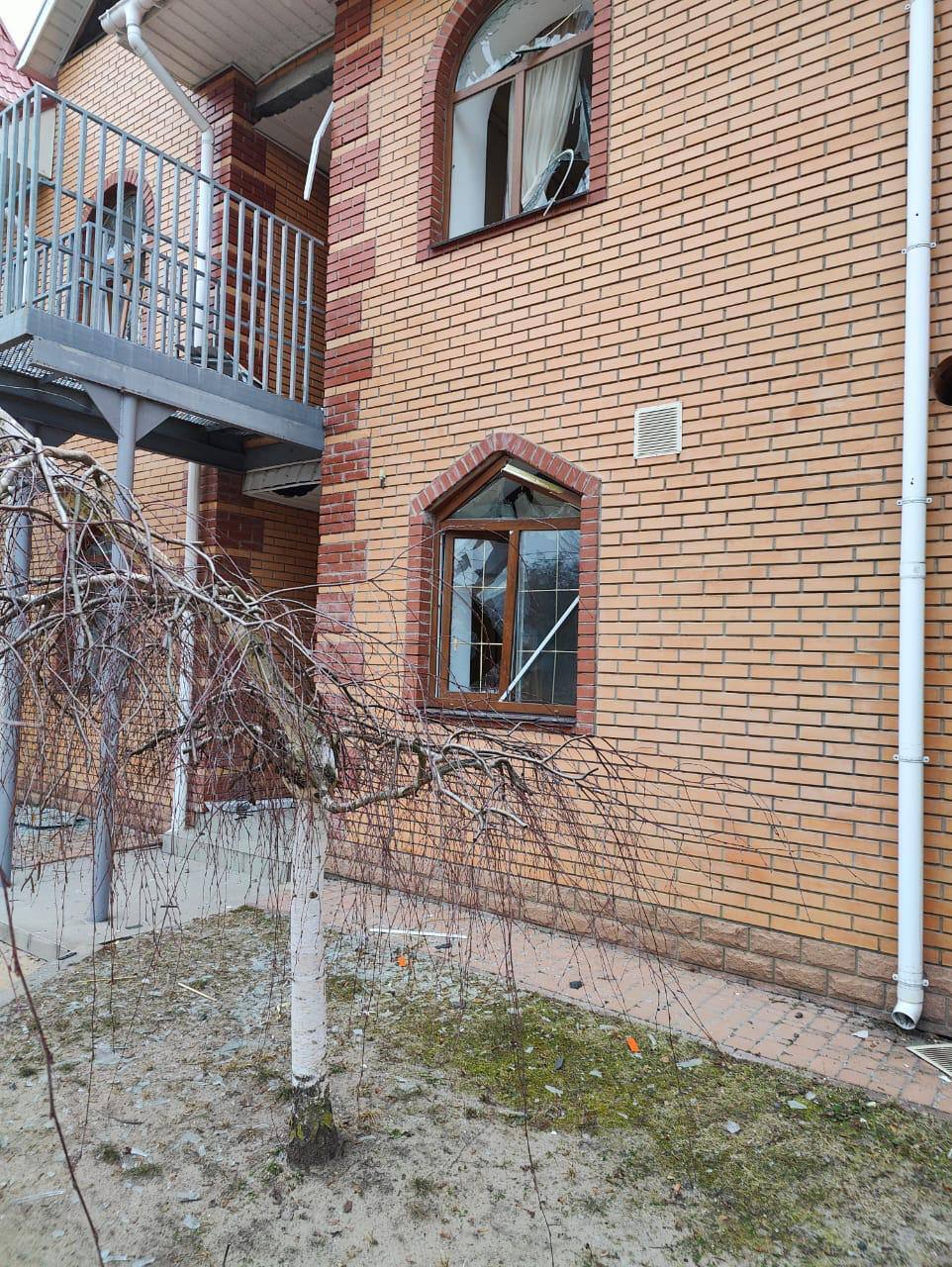 Повреждены школы и детсад: в КОВА рассказали о последствиях российской атаки на Киевскую область. Фото