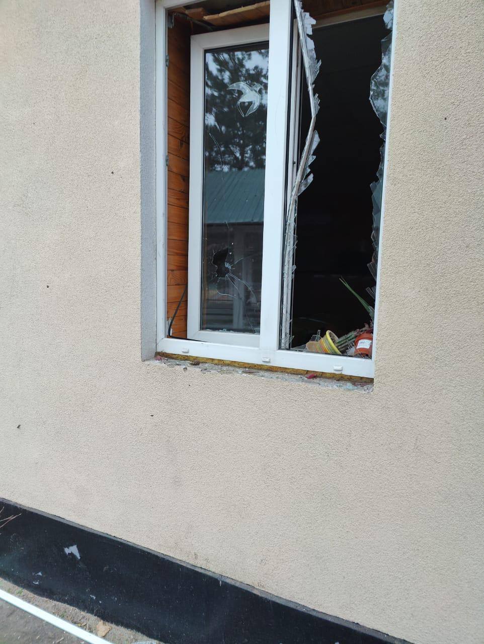 Повреждены школы и детсад: в КОВА рассказали о последствиях российской атаки на Киевскую область. Фото