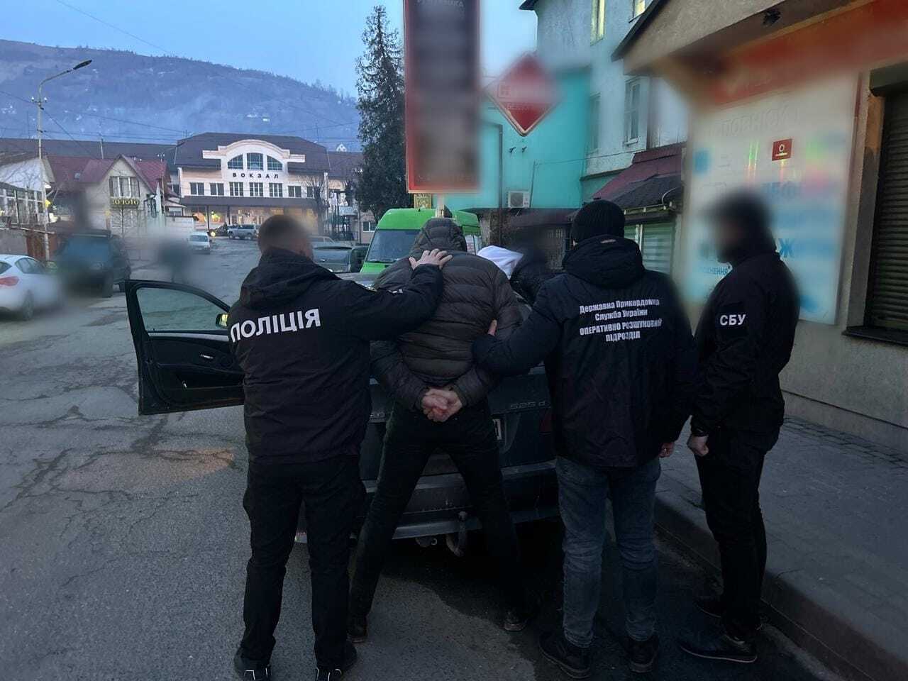 $11 тысяч за "перспективу" замерзнуть в Тисе: на Закарпатье разоблачили канал нелегальной переправы мужчин за границу. Фото