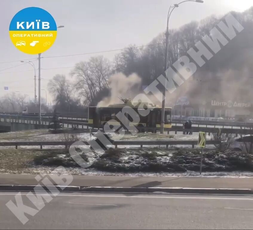 У Києві біля моста Патона під час руху загорівся тролейбус. Подробиці, фото та відео