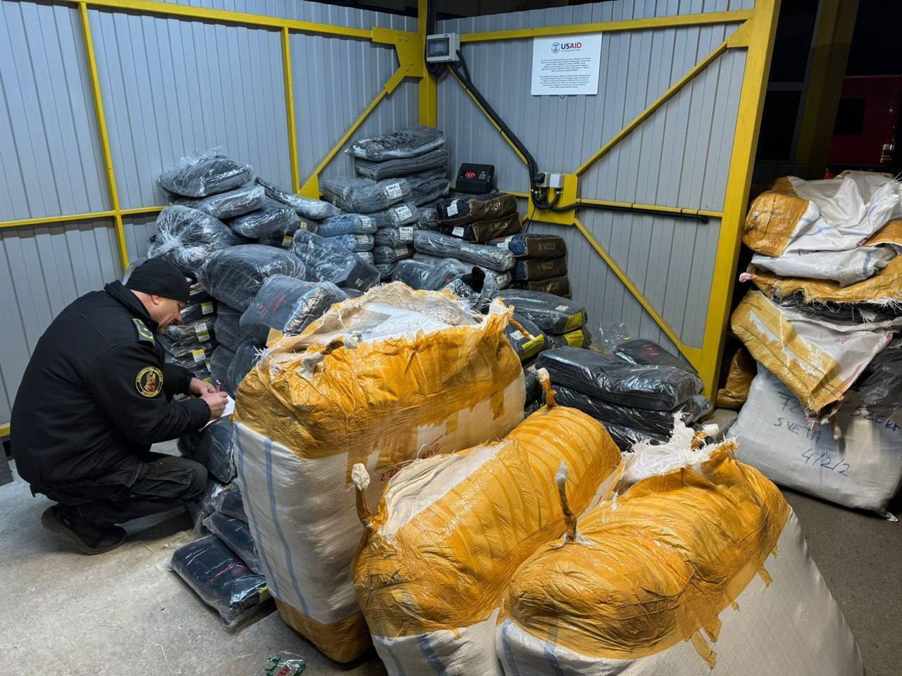 В Украину через границу с Венгрией хотели незаконно ввезти партию новой турецкой одежды на 1 млн грн