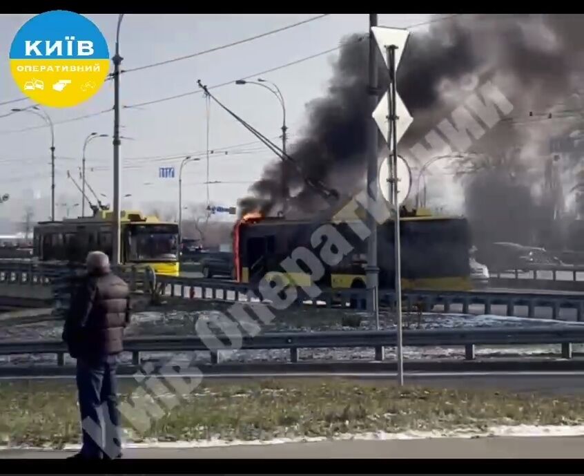 У Києві біля моста Патона під час руху загорівся тролейбус. Подробиці, фото та відео