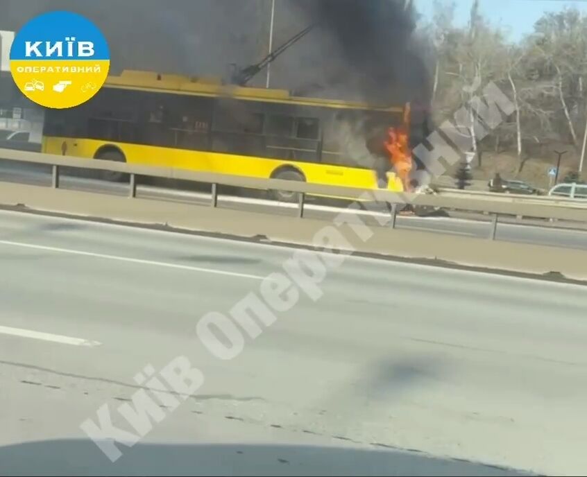 У Києві біля моста Патона під час руху загорівся тролейбус. Подробиці, фото та відео