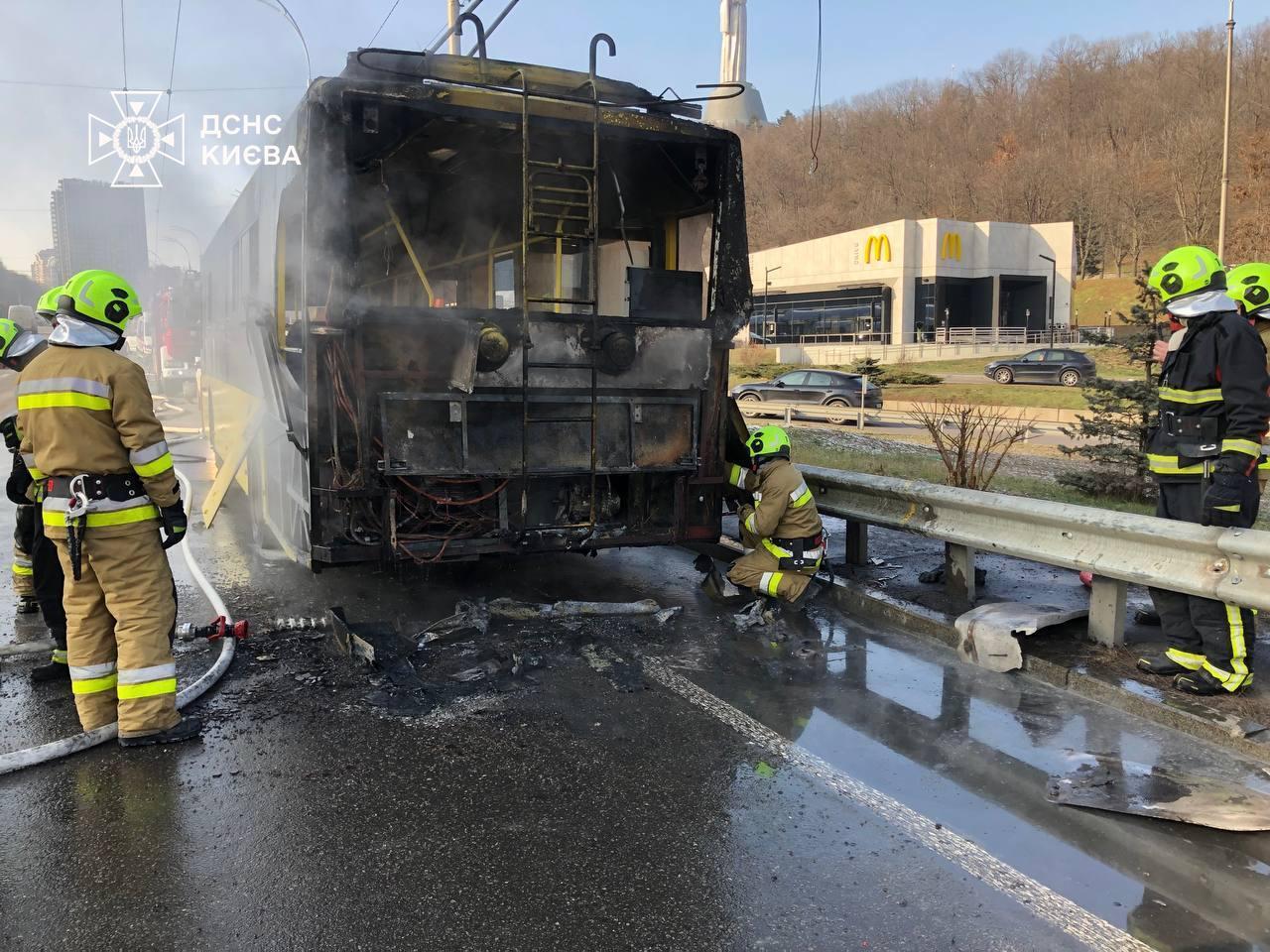У Києві біля моста Патона під час руху загорівся тролейбус. Подробиці, фото та відео