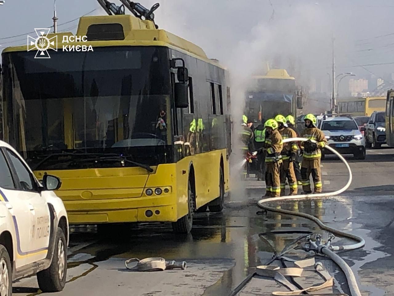 У Києві біля моста Патона під час руху загорівся тролейбус. Подробиці, фото та відео