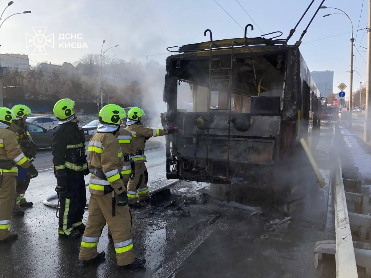 У Києві біля моста Патона під час руху загорівся тролейбус. Подробиці, фото та відео