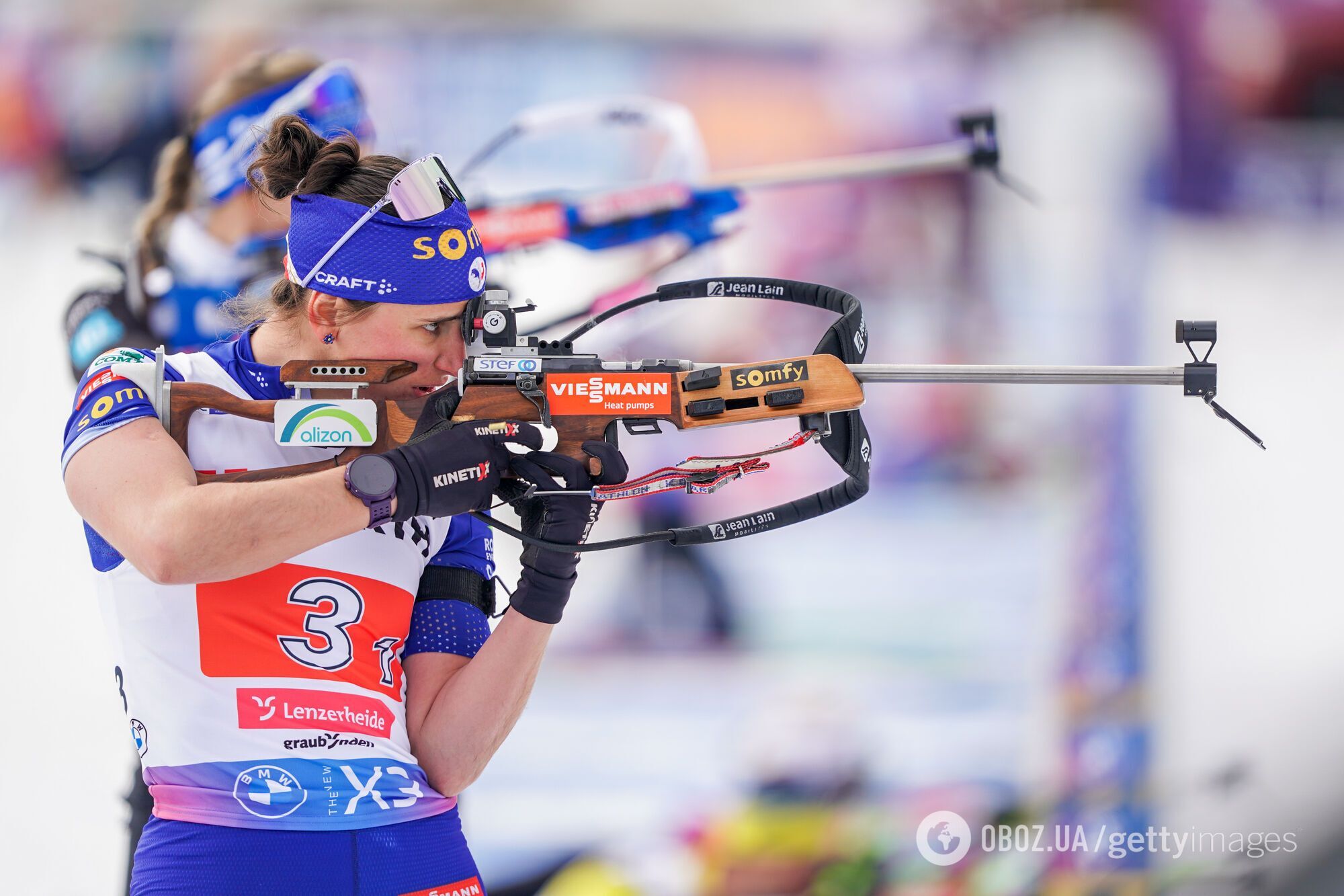 7-разова чемпіонка світу зчепилась із суперницею на старті естафети ЧС з біатлону. Обидві завалились у сніг. Відео
