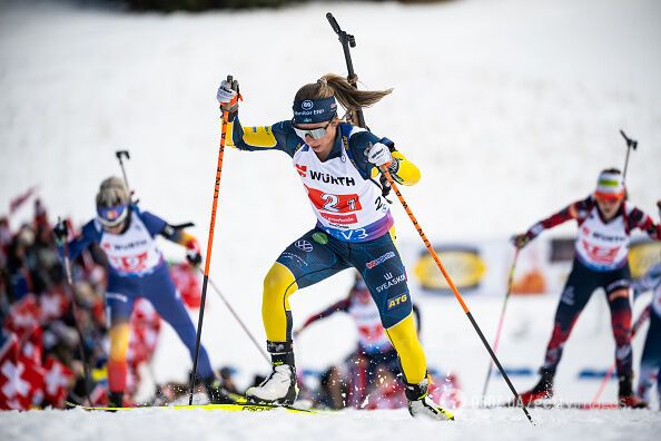 7-разова чемпіонка світу зчепилась із суперницею на старті естафети ЧС з біатлону. Обидві завалились у сніг. Відео