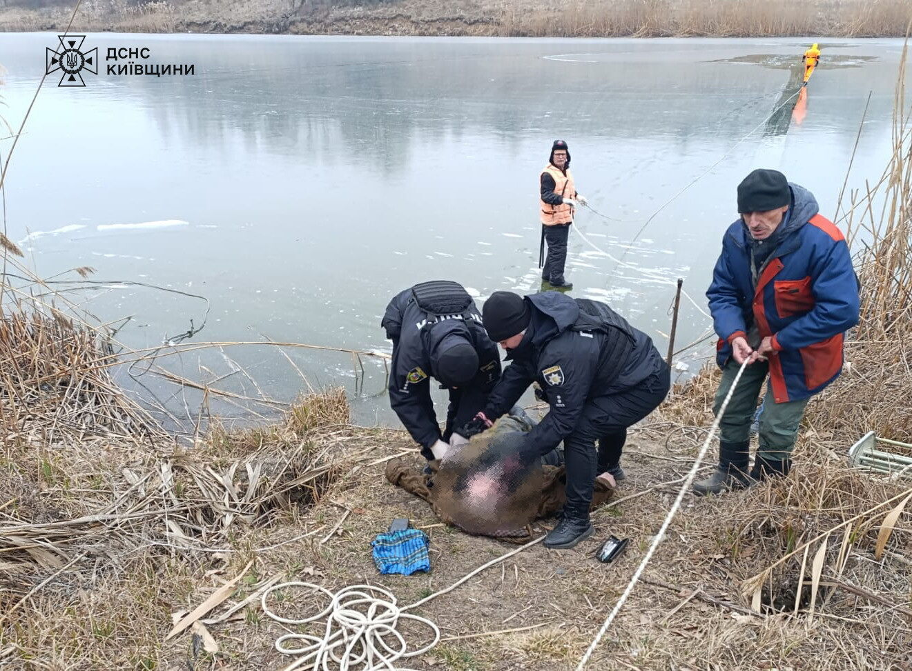 На Киевщине мужчина провалился на пруду под лед и утонул. Подробности трагедии и фото