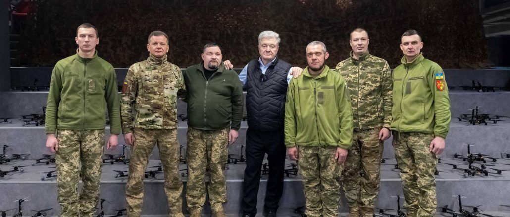 Зенитчики, защищающие украинское небо, получили от Порошенко полтысячи FPV-дронов "Дикие шершни"
