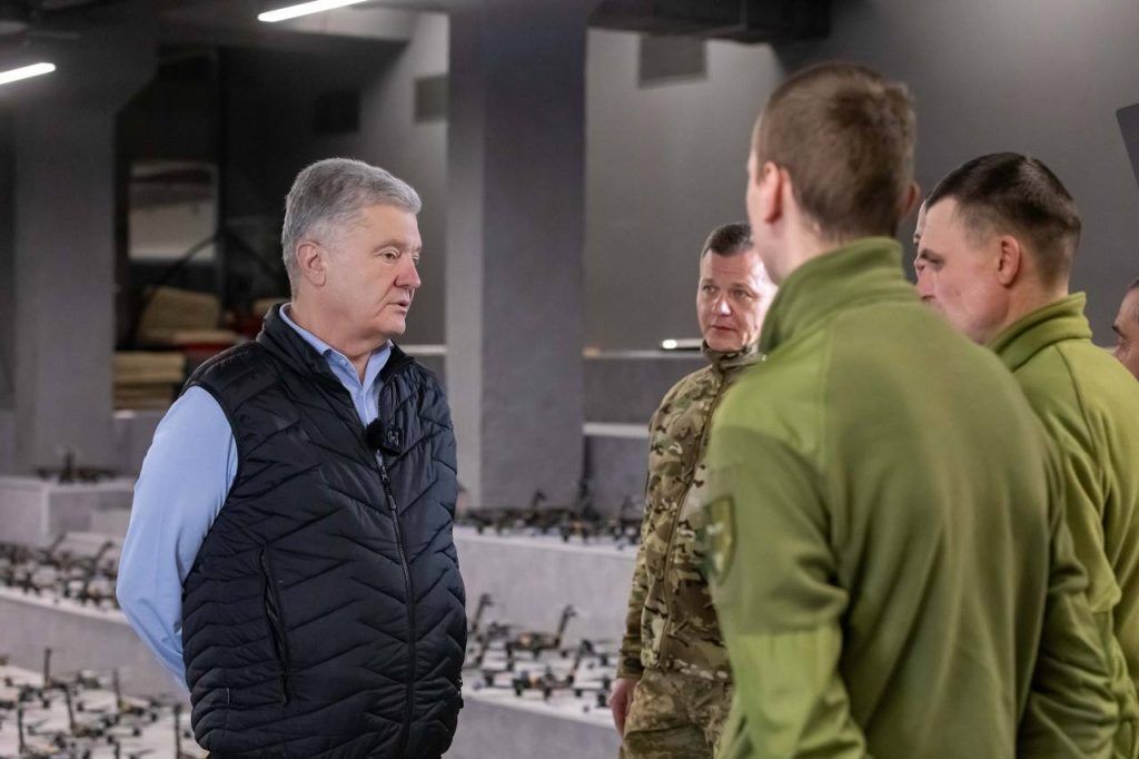 Зенитчики, защищающие украинское небо, получили от Порошенко полтысячи FPV-дронов "Дикие шершни"