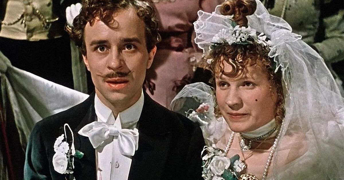 Почти все актеры умерли: как сложилась судьба звезд фильма "За двумя зайцами", которому советские власти вставляли палки в колеса