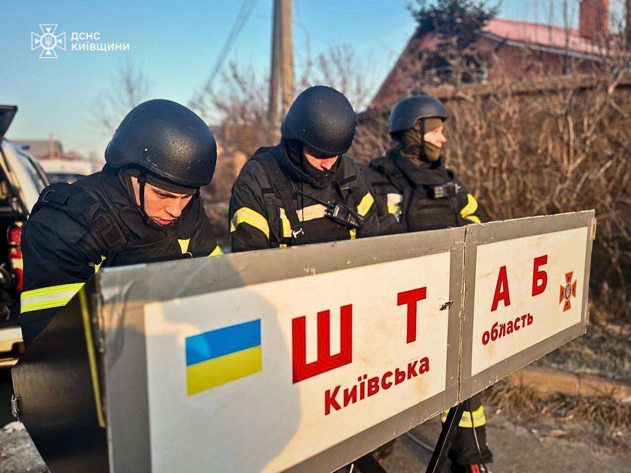 Повреждены дома, возник пожар на складах: в КОВА рассказали о последствиях российской атаки на Киевскую область. Фото