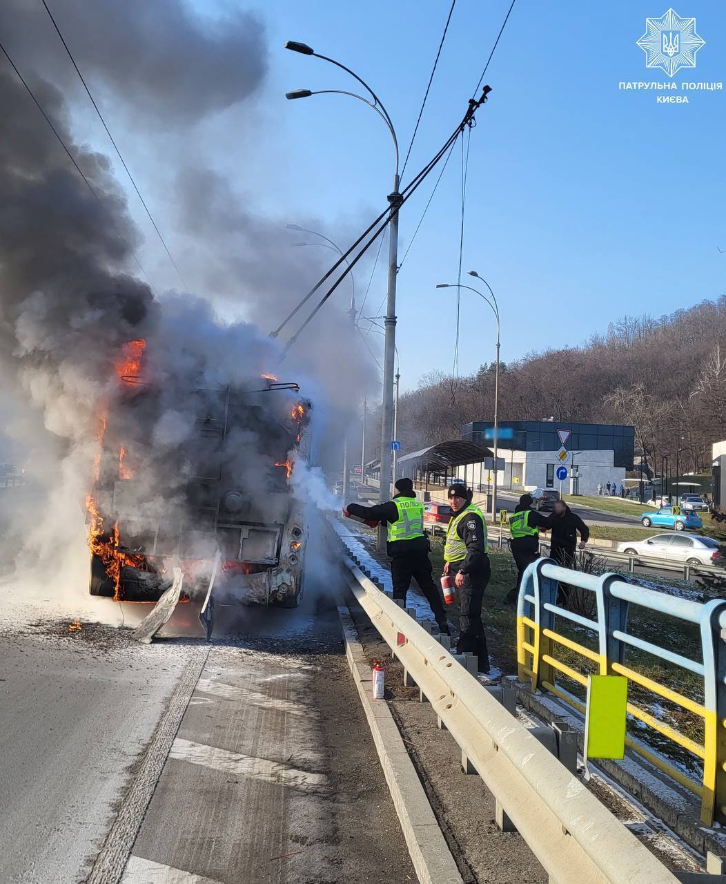 У Києві біля моста Патона під час руху загорівся тролейбус. Подробиці, фото та відео