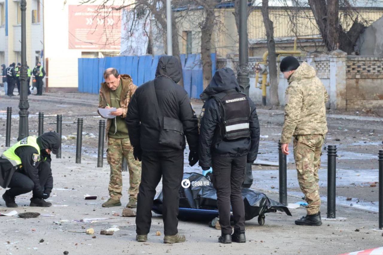 Глубокая воронка от российской ракеты, поврежденные здания и автомобили: последствия утренней атаки РФ по Киеву. Фоторепортаж