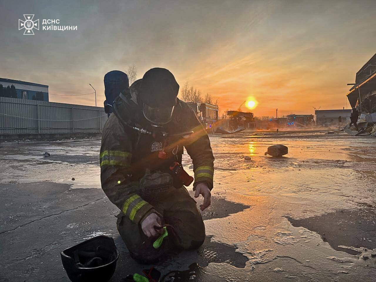 Повреждены дома, возник пожар на складах: в КОВА рассказали о последствиях российской атаки на Киевскую область. Фото