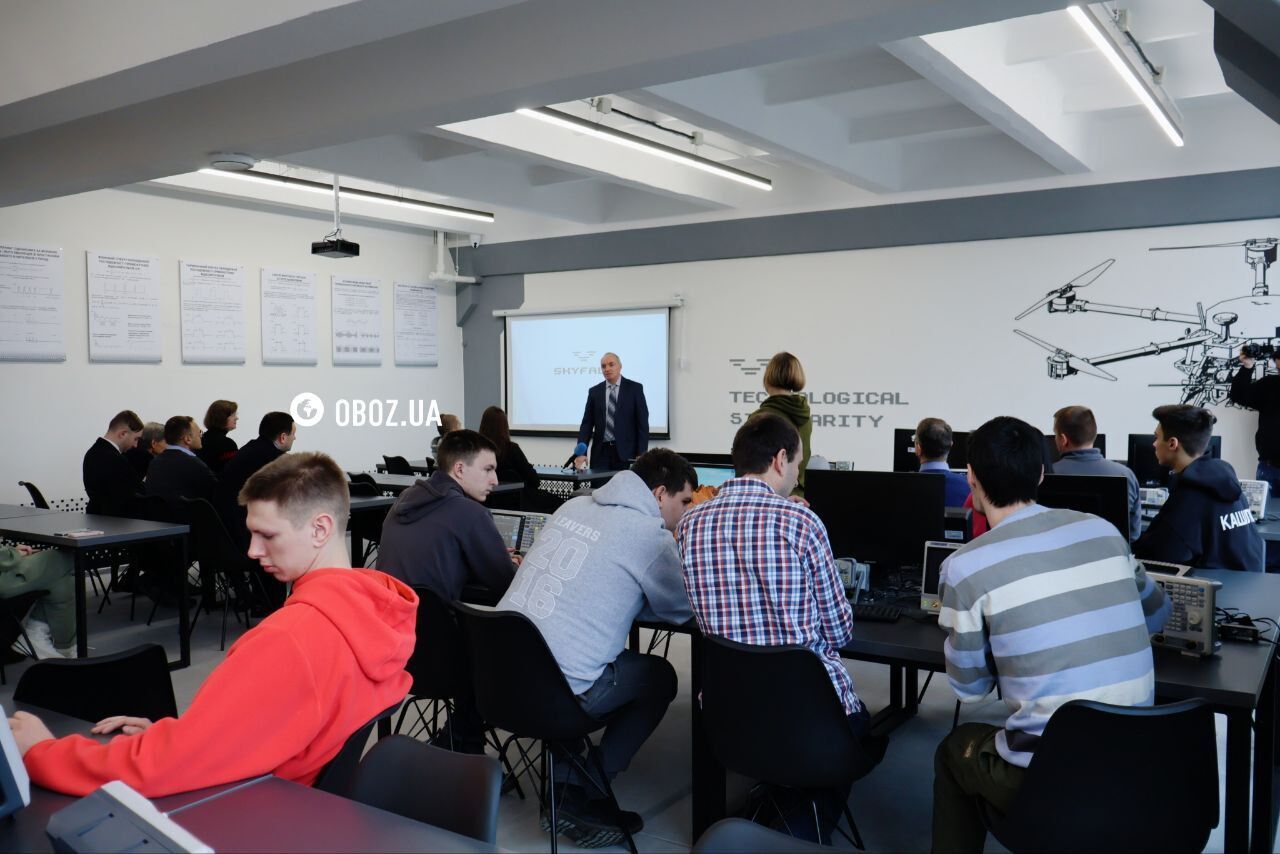 "80% у всіх дронах – це зв'язок": у Києві в КПІ відкрили нову спеціалізовану лабораторію для підготовки інженерів майбутнього. Подробиці, фото та відео