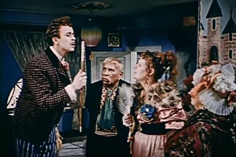 Почти все актеры умерли: как сложилась судьба звезд фильма "За двумя зайцами", которому советские власти вставляли палки в колеса