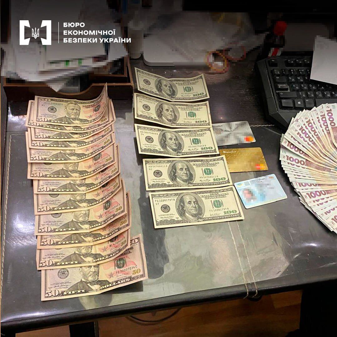 Стоимость поддельного "документа" составляла 200-400 долларов.