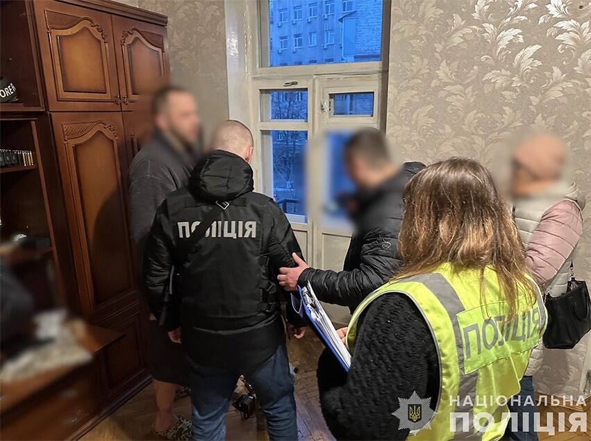 Сбывал трофейное оружие и боеприпасы: в Киеве полицейские разоблачили "бизнесмена". Подробности и фото