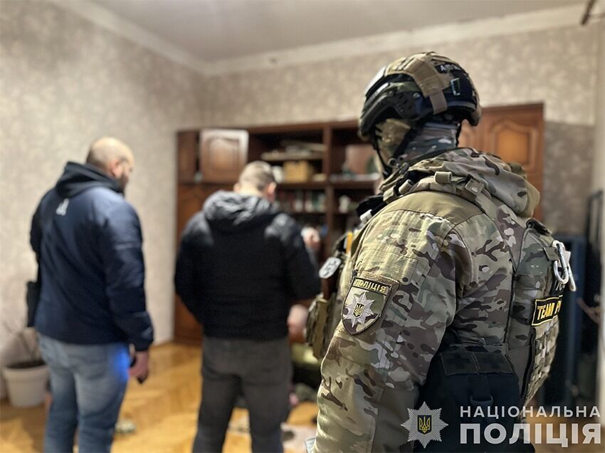 Сбывал трофейное оружие и боеприпасы: в Киеве полицейские разоблачили "бизнесмена". Подробности и фото