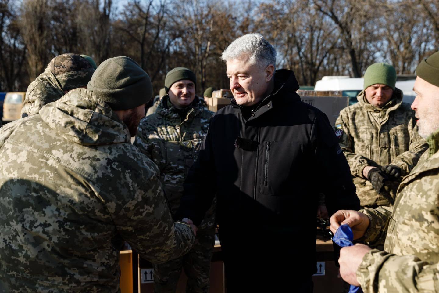 "Должны бороться бок о бок, а не плести политические интриги": Порошенко привез защитникам из Покровского направления дроны и технику
