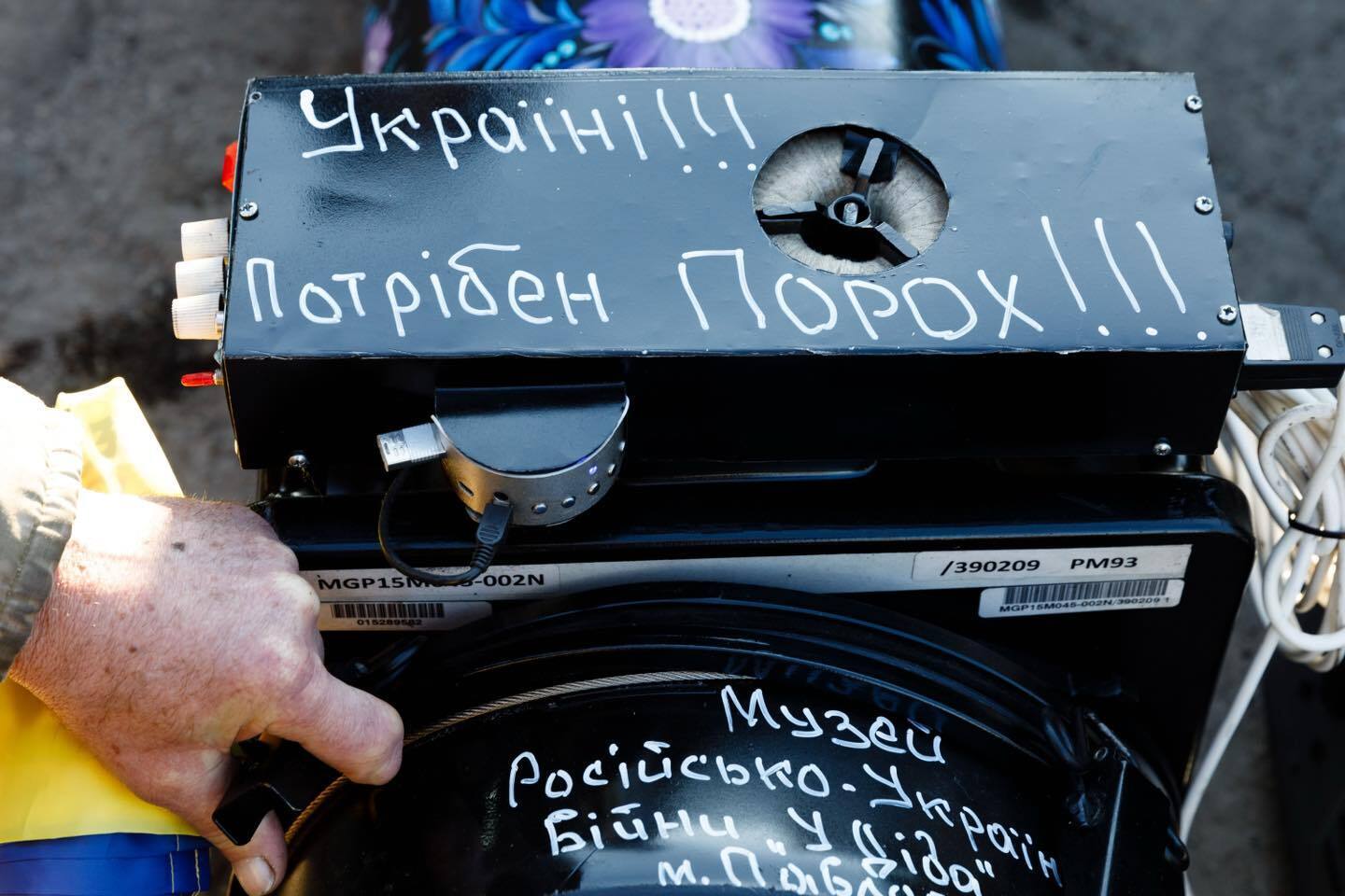 "Должны бороться бок о бок, а не плести политические интриги": Порошенко привез защитникам из Покровского направления дроны и технику