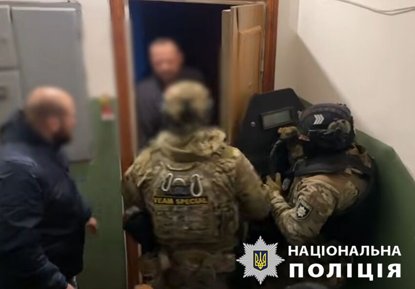 Сбывал трофейное оружие и боеприпасы: в Киеве полицейские разоблачили "бизнесмена". Подробности и фото