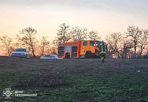 На Херсонщине пятеро детей провалились под тонкий лед: спасти удалось только двоих из них. Фото и видео