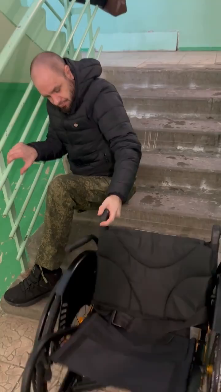 Оккупант, потерявший на войне против Украины ногу, пожаловался, что вынужден ползать по лестнице из-за отсутствия пандуса. Видео