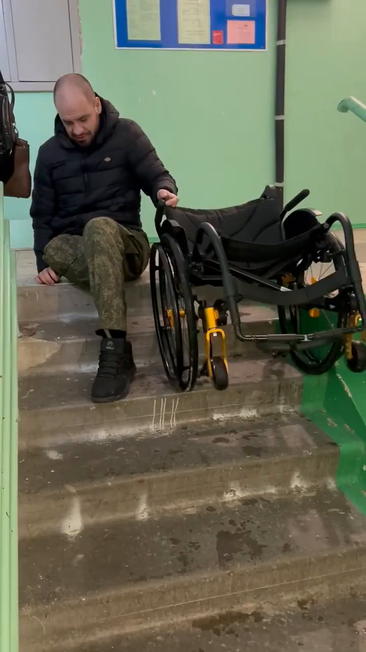 Оккупант, потерявший на войне против Украины ногу, пожаловался, что вынужден ползать по лестнице из-за отсутствия пандуса. Видео