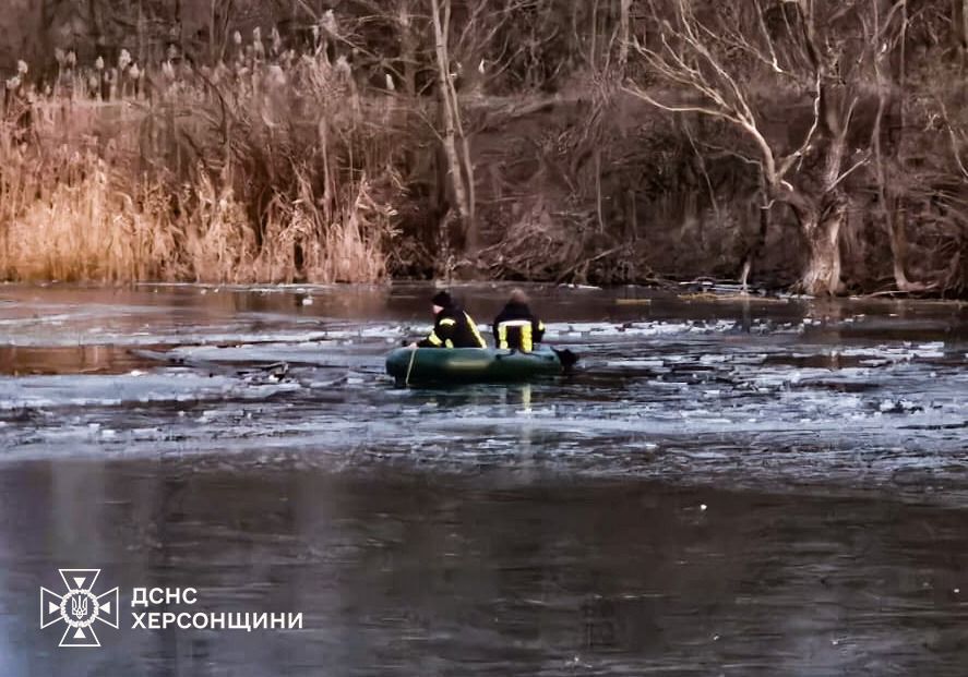 На Херсонщине пятеро детей провалились под тонкий лед: спасти удалось только двоих из них. Фото и видео