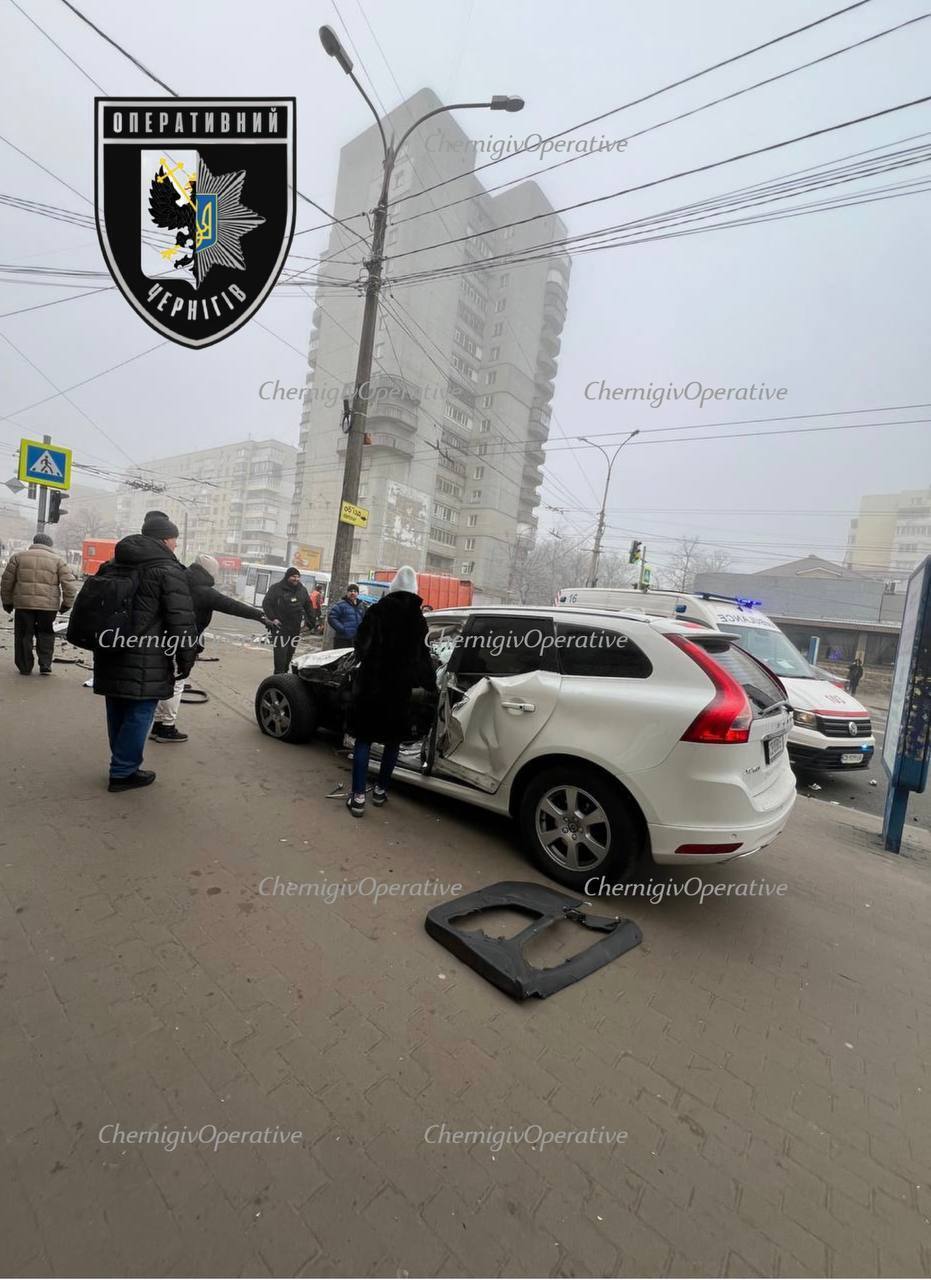 В Чернигове произошло ДТП с участием мусоровоза и Volvo: среди пострадавших – несовершеннолетняя. Фото и видео