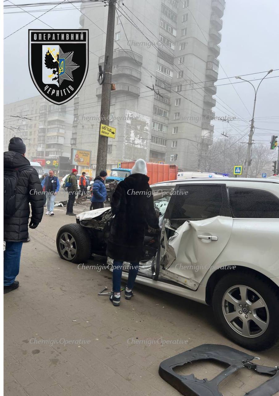 В Чернигове произошло ДТП с участием мусоровоза и Volvo: среди пострадавших – несовершеннолетняя. Фото и видео