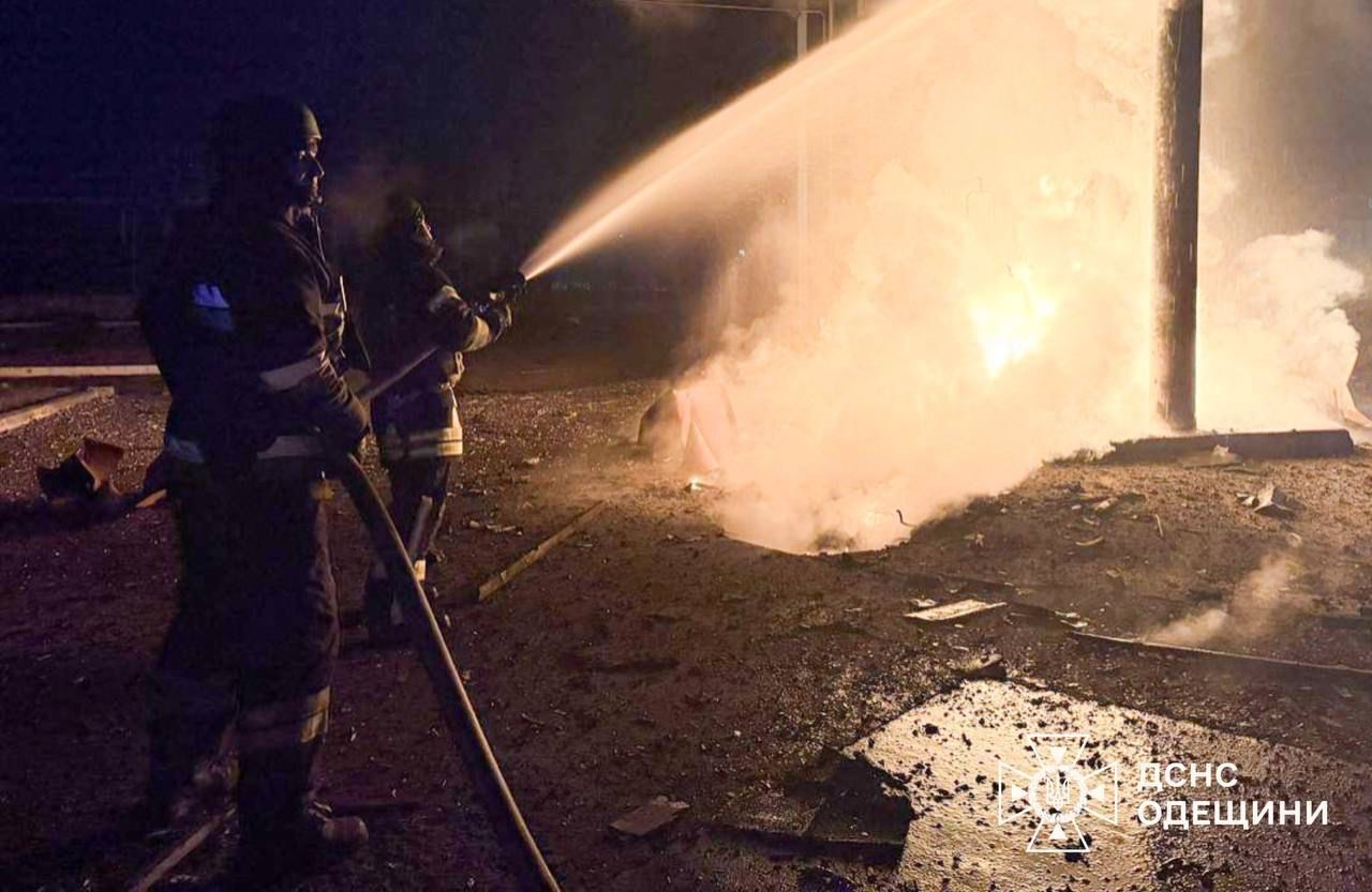 Окупанти атакували припортову інфраструктуру на півдні Одещини, стались пожежі: постраждала жінка. Фото і відео qhtidhiruiddroz