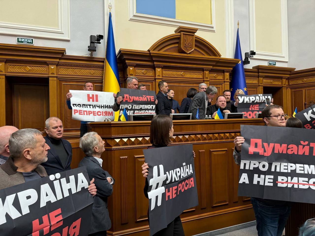 "Украина – не Россия": в Раде блокировали трибуну из-за санкций в отношении Порошенко, произошла толкотня. Видео