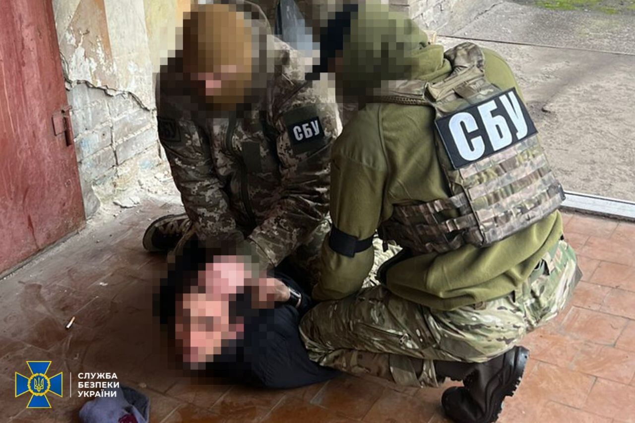 Пытались продать криминалитету "трофейное" оружие: СБУ и Нацполиция задержали 17 дельцов в 9 регионах Украины. Фото