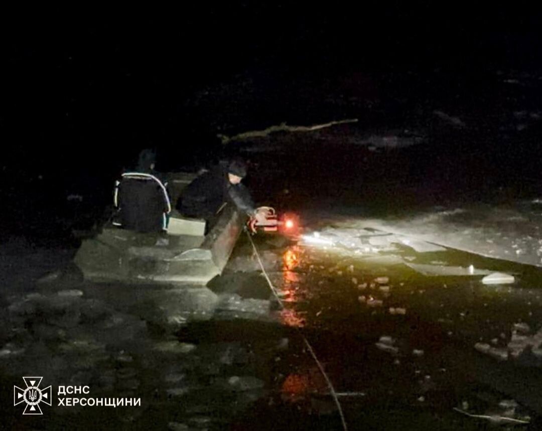На Херсонщине пятеро детей провалились под тонкий лед: спасти удалось только двоих из них. Фото и видео