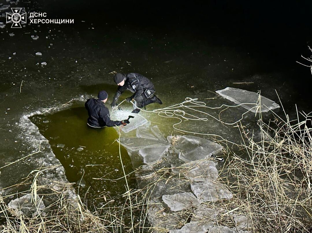 На Херсонщине пятеро детей провалились под тонкий лед: спасти удалось только двоих из них. Фото и видео
