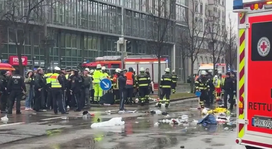 В Мюнхене автомобиль влетел в толпу людей, много пострадавших. Фото и видео